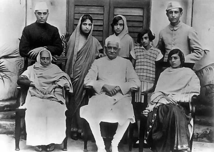Familia Nehru circa 1927 prin Wikimedia Commons