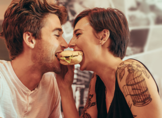 De ce unii barbati se intalnesc cu femei in varsta?