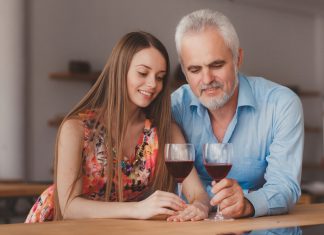 De ce barbatilor le plac femeile mai tinere decat ei?