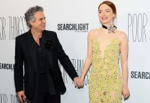 Aparitia pe covorul rosu a actritei Emma Stone alaturi de colegul ei Mark Ruffalo