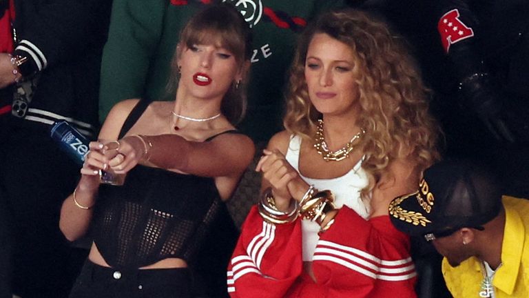 Taylor Swift si Blake Lively. Poza: Reuters