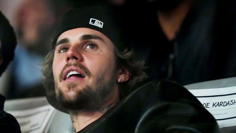 11 februarie 2024; Paradise, Nevada, SUA; Artistul de inregistrari Justin Bieber urmareste jocul in timpul celui de-al treilea trimestru al Super Bowl LVIII dintre Kansas City Chiefs si San Francisco 49ers pe Allegiant Stadium. Credit obligatoriu: Joe Camporeale-USA TODAY Sports