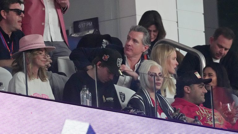 11 februarie 2024; Paradise, Nevada, SUA; Artista de inregistrari Lady Gaga se uita la cel de-al treilea trimestru al Super Bowl LVIII dintre San Francisco 49ers si Kansas City Chiefs pe Allegiant Stadium. Credit obligatoriu: Kyle Terada-USA TODAY Sports