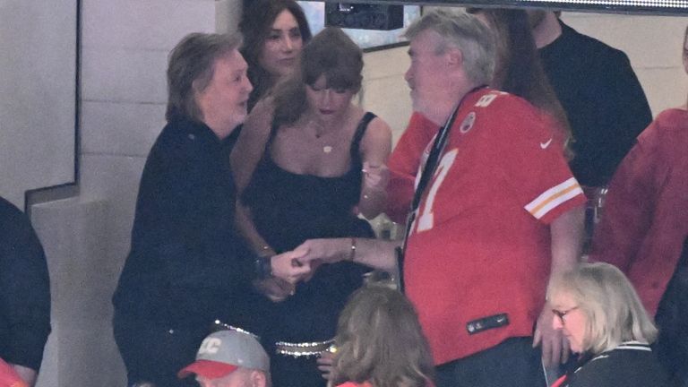 Paul McCartney si Taylor Swift in timpul Super Bowl LVIII