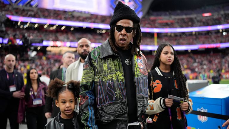 Rumi Carter, din stanga, Jay-Z, Blue Ivy Carter merge pe margine inaintea meciului de fotbal NFL Super Bowl 58 dintre San Francisco 49ers si Kansas City Chiefs, duminica, 11 februarie 2024, la Las Vegas. (AP Foto/George Walker IV)